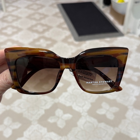 Martha Stewart Brown Tortoise Sunglasses with case - Picture 5 of 8